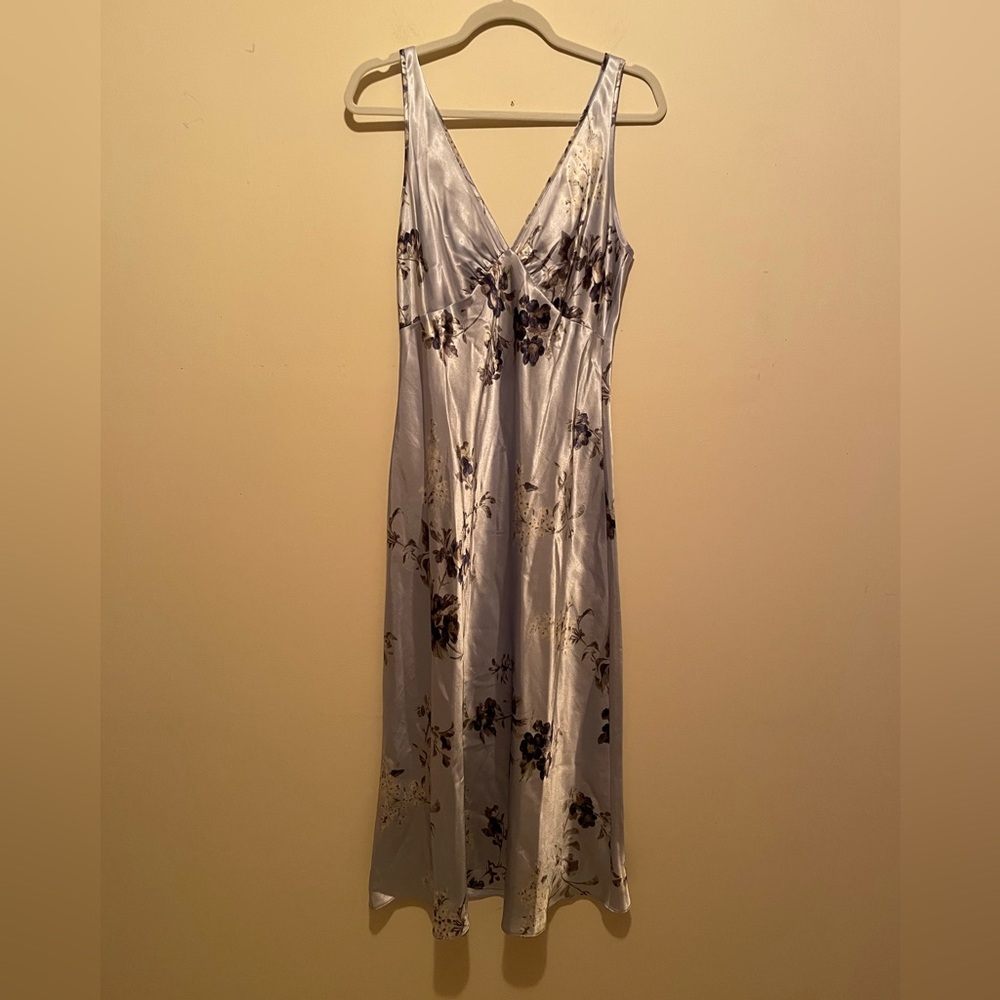 Jones New York Long Romantic Sleeveless Blue/Gray Satin-like Nightgown. Size L.